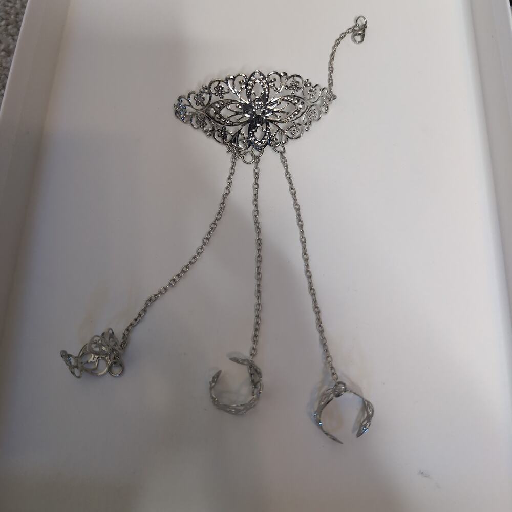 Silver Filigree Hand Chain with Rings Gothic - Picture 4 of 4